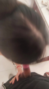 让前台小姐姐来家里帮忙打扫卫生，在口爆再操她（有完整版）