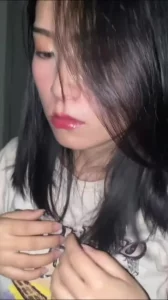 惊险又刺激！调教大二学妹挑战在楼道里打炮 路人经过差点被发现