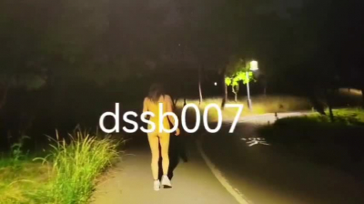 路灯下的屁股