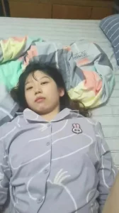 宿舍和学妹偷情，被舍友敲门刺激